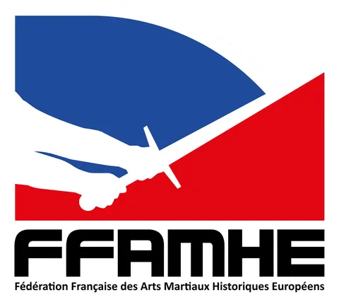 Blason de la Fédération Française des Arts Martiaux Historiques Européens : un bras tenant une épée par la poignée, sur un fond bleu et rouge, au-dessus du sigle FFAMHE et du nom complet de la fédération.